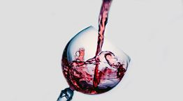 Τα λάθη που δεν πρέπει να κάνεις ποτέ με το κρασί