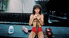 Τι πιο 80s από διάσημους άντρες να φορούν σορτς και speedo μαγιό