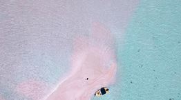 Απίθανες ροζ παραλίες σε κάθε γωνιά του πλανήτη