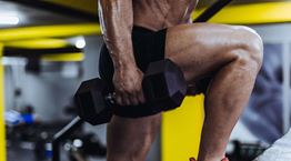 Μια HIIT προπόνηση 20 λεπτών με αλτήρες