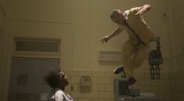 Το πρώτο μεγάλο θρίλερ της χρονιάς είναι το κλειστοφοβικό Glass