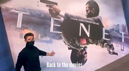 Ο Tom Cruise φορά μάσκα και στηρίζει το Tenet