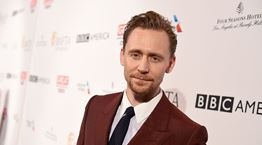 Ο Tom Hiddleston δείχνει πώς φοριέται σωστά το σταυρωτό κοστούμι
