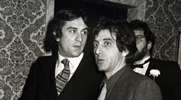 Στο debate του Twitter για το αν ο Al Pacino ή ο Robert De Niro είναι πιο σέξι, το ζουμί είναι αλλού