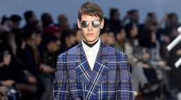 Τα παλτό του χειμώνα είναι μακριά, βαριά και γεμάτα καρό σχέδια