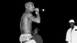 Όλες οι θεωρίες συνωμοσίας που υποστηρίζουν ότι ο Tupac ζει και βασιλεύει