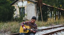 Άγγελε Αϊβάζη τι δουλειά έχει η folk στο Πήλιο;