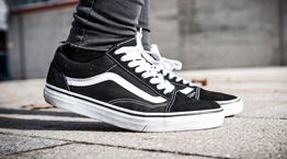 Με μαύρα sneakers από το πρωί μέχρι το βράδυ