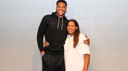 Η ήσυχη ζωή της οικογένειας Αντετοκούνμπο στο Μιλγουόκι