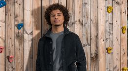 Ο Ηρακλής Τσουζίνοφ φορά τα απαραίτητα items του ανδρικού casual dressing