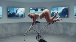 F1: Άκουσε το επίσημο τραγούδι της ταινίας από την καυτή Tate McRae