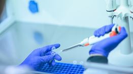 Γιατί η AstraZeneca ανέστειλε το εμβόλιο για τον SARS-CoV-2