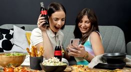 Η δική μου μαγική Κυριακή έχει binge-watch σειράς παρέα με την κολλητή