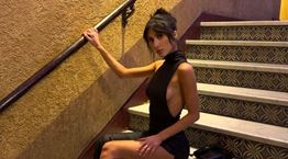 Η Angelina Censori βαδίζει στον &#39;γυμνό&#39; δρόμο που χάραξε η αδερφή της, Bianca