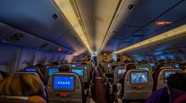 Όσα κάνουν οι ταξιδιώτες σε αεροπλάνα και τρένα και μας σπάνε τα νεύρα