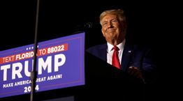 O Donald Trump πουλάει χριστουγεννιάτικο χαρτί περιτυλίγματος με τον εαυτό του