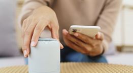 Ποια είναι η φωνή που ακούς καθημερινά στις συσκευές σου αλλά δεν τη ξέρεις;