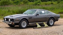 Πωλείται η Aston Martin με παγοπέδιλα της ταινίας James Bond