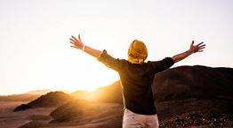 Τι χρώμα ρούχα φοράμε στον ήλιο για να μη ζεσταινόμαστε