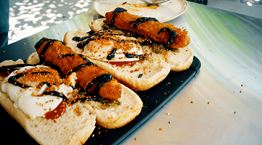 Πώς το street food έγινε gourmet μόδα στην Ελλάδα