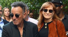 Ο πιο old school casual τρόπος να φορέσεις το μαύρο πουκάμισο