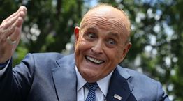 Η σουρεαλιστική αποκαθήλωση του Rudy Giuliani