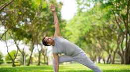 Ποια είναι η άσκηση του σκορπιού και γιατί έχει πολλαπλά οφέλη για την υγεία σου