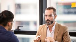 Γιατί οι επιστήμονες προτιμούν τις μάσκες προστασίας από τις πλαστικές προσωπίδες