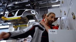 Δείτε τον Adrien Brody να δουλεύει στο εργοστάσιο της Porsche (video)