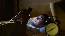 Γιατί κάνει κακό το σκρολάρισμα στο κινητό;