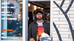 Σε άλλα νέα, ο Eminem σερβίρει μακαρονάδες στο Ντιτρόιτ