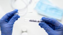 Tο PCR test μπορεί να δείχνει θετικό μετά την πέμπτη μέρα. Αλλά γιατί;