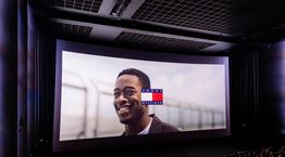 Tommy Hilfiger x F1- Η ΤΑΙΝΙΑ: Η πολυαναμενόμενη avant-première της Αθήνας γεμάτη μόδα, racing vibes και κινηματογραφική αίγλη