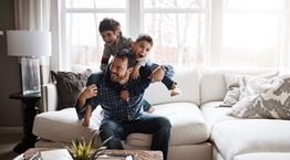 Είναι το χιούμορ κληρονομικό; Κι όμως υπάρχει έρευνα πάνω σε αυτό