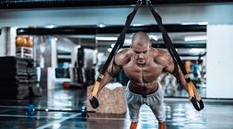 Γυμνάζοντας ολόκληρο το σώμα με έναν ιμάντα TRX