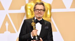 Σεναριογράφος μηνύει τον Gary Oldman για την ταινία Darkest Hour