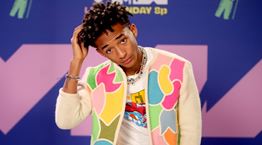 Στο κόκκινο χαλί της κοινωνικής αποστασιοποίησης των MVT VMAs 2020