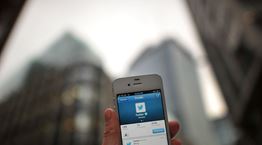 Το Twitter βάζει τέλος στα fake news για τα εμβόλια κατά της Covid-19