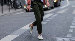 Τα χρωματιστά παντελόνια ζωντανεύουν κάθε φθινοπωρινή/χειμωνιάτικη σου εμφάνιση