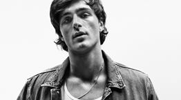 Η Calvin Klein επιστρέφει στα essentials