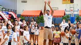 Πώς τα αδέρφια Αντετοκούνμπο στηρίζουν τις οικονομικά ευάλωτες οικογένειες