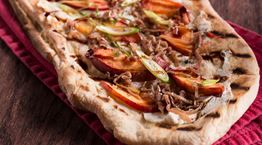 Η συνταγή για πίτσα με ροδάκινο και προσούτο