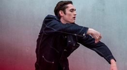 Η κόκκινη συλλογή της Levi’s έχει κάτι από τα 90s