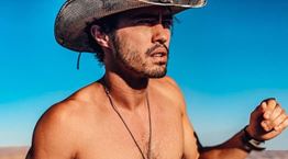 Darren Barnet, ο πρώτος ambassador της Victoria&#39;s Secret