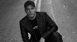 Ένα ανατρεπτικά πρωτοχρονιάτικο look από τον στιλίστα Στέφανο Ζαούση