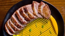 Κρέας υψηλής ποιότητας στην καταπράσινη αυλή του Steak Alive