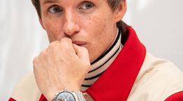 Η διαγαλαξιακή επιλογή του Eddie Redmayne για τον καρπό του