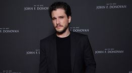 Φορώντας μαύρο κοστούμι σαν τον Kit Harington