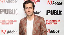 O Jake Gyllenhaal τολμά στιλιστικά και βγαίνει κερδισμένος