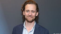 Δεν υπάρχει τίποτα βαρετό στο ριγέ σύνολο του Tom Hiddleston